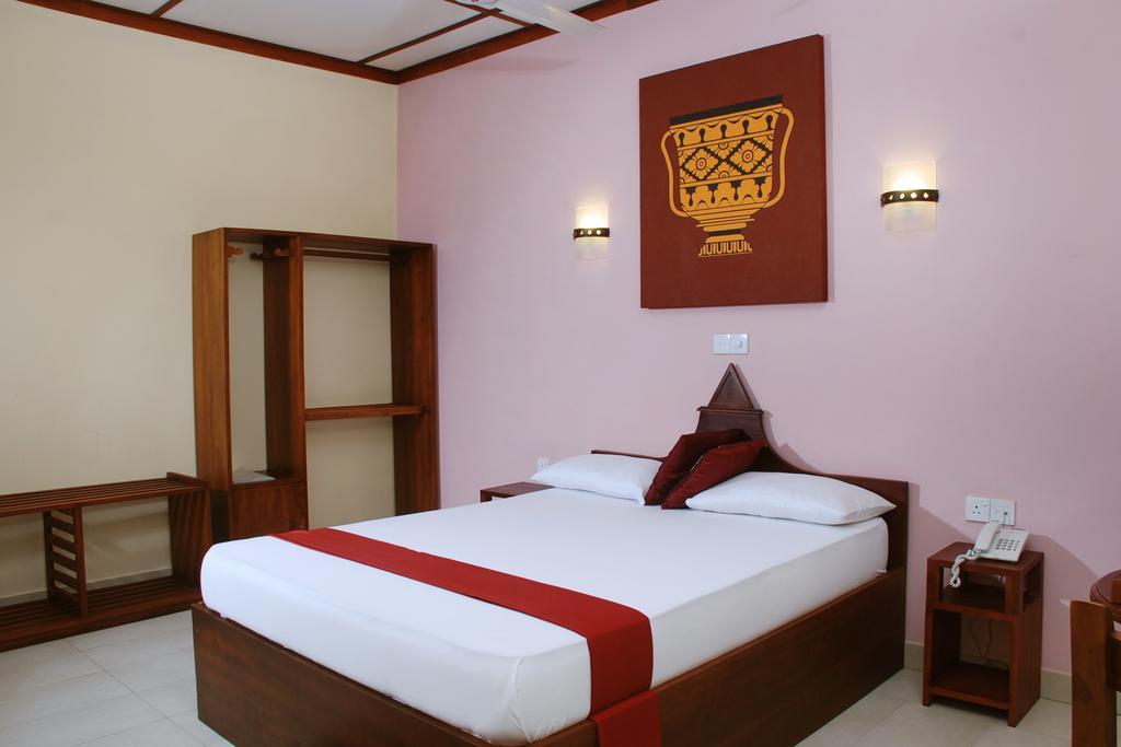 The Triangle Hotel Anuradhapura Ngoại thất bức ảnh